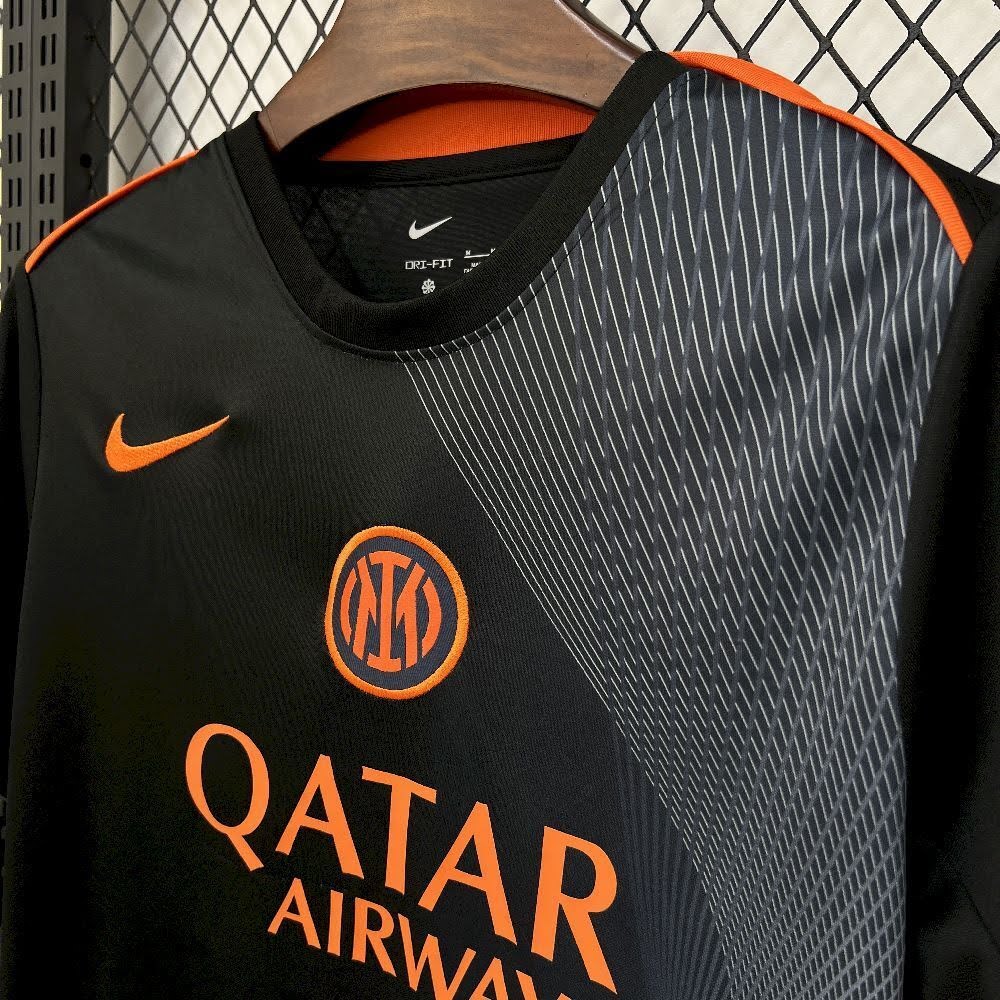 Inter de Milão 2025/26 Treino Preta e Laranja - frente aproximada